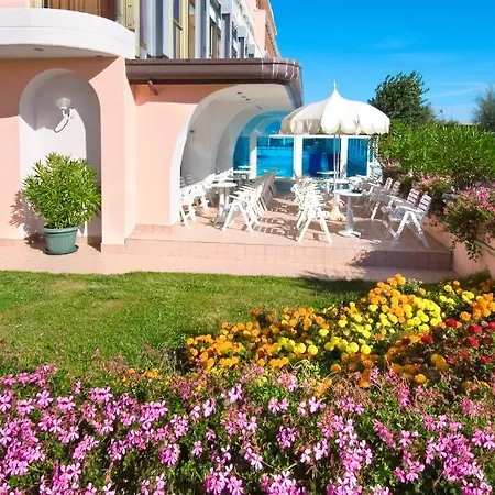 Mayflower Hotel
